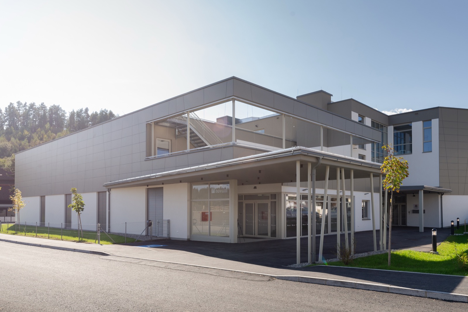novum & smart Living Villach – Gebäudekomplex mit Eingangsüberdachung