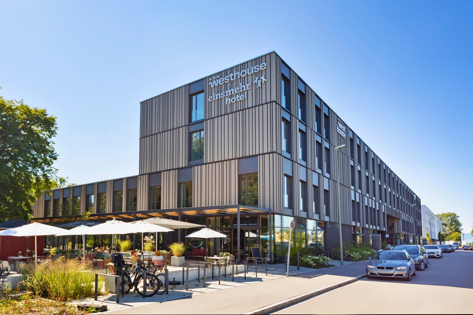 westhouse Augsburg – Außenansicht des Hotel- und Tagungsgebäudes mit Holzfassade